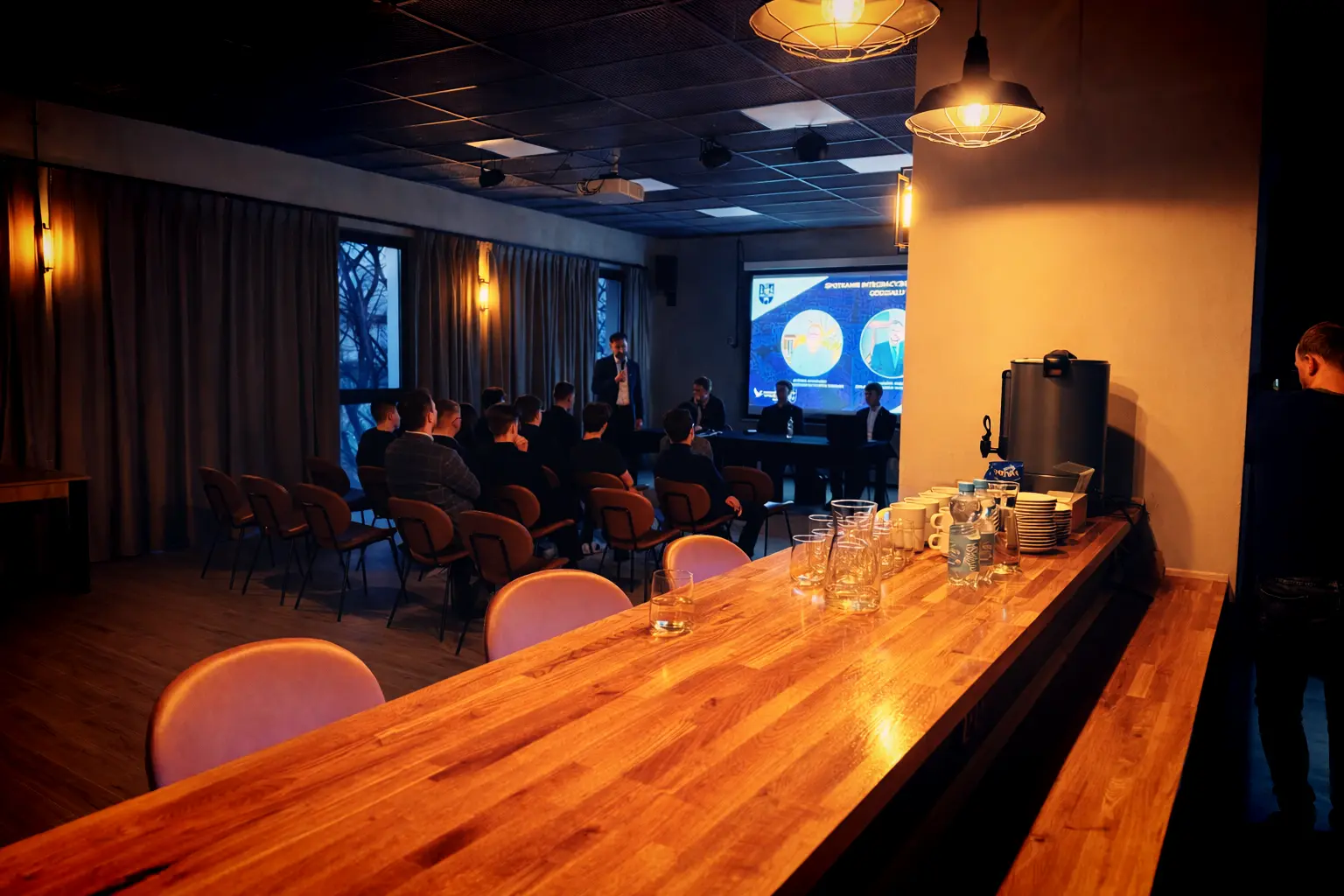 Galeria Masky - Sala z barem