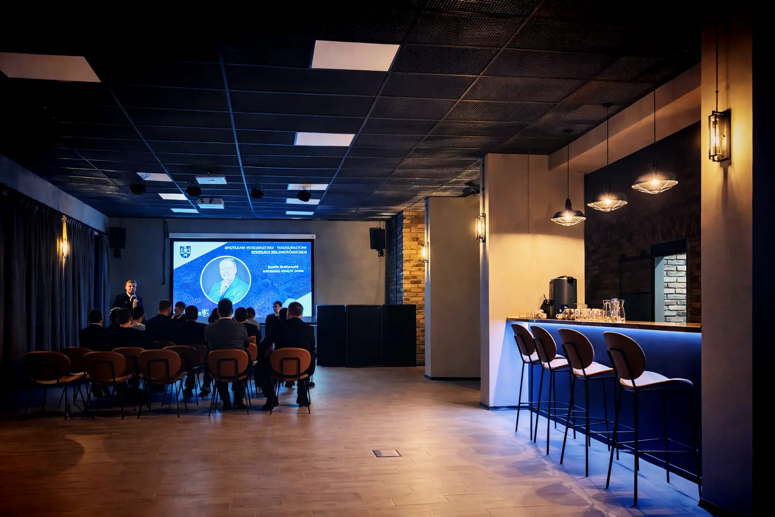 Konferencyjny event z uczestnikami, barem i ekranem w sali Masky